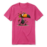 Un T-shirt framboise à manches courtes et col rond, orné d'un motif représentant un oiseau excentrique sur le devant.