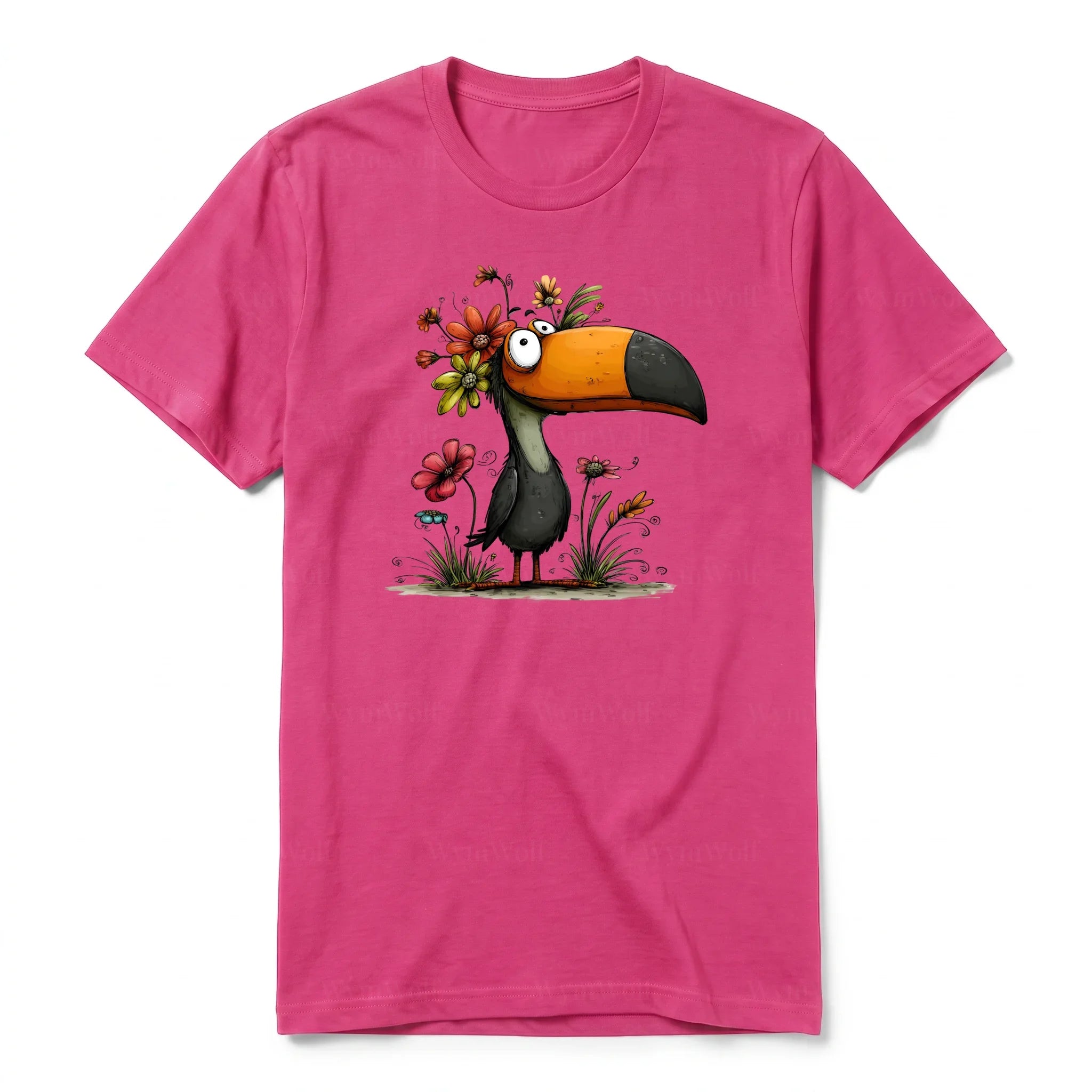 Un T-shirt framboise à manches courtes et col rond, orné d'un motif représentant un oiseau excentrique sur le devant.