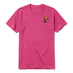 Un T-shirt framboise à manches courtes et col rond, orné d'un motif représentant un oiseau excentrique sur la poitrine gauche.