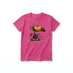 Un T-shirt framboise à manches courtes et col rond pour jeune, orné d'un motif représentant un oiseau excentrique sur le devant.