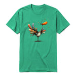 Un T-shirt kelly à manches courtes et col rond, orné d'un motif représentant un oiseau excentrique sur le devant.