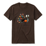 Un T-shirt chocolat à manches courtes et col rond, orné d'un motif représentant un oiseau excentrique sur le devant.