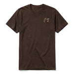 Un T-shirt chocolat à manches courtes et col rond, orné d'un motif représentant un oiseau excentrique sur la poitrine gauche.