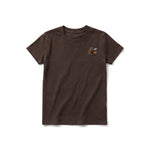 Un T-shirt chocolat à manches courtes et col rond pour jeune, orné d'un motif représentant un oiseau excentrique sur la poitrine gauche.