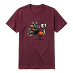 Un T-shirt marron à manches courtes et col rond, orné d'un motif représentant un oiseau excentrique sur le devant.