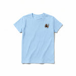 Un T-shirt poudre à manches courtes et col rond pour jeune, orné d'un motif représentant un oiseau excentrique sur la poitrine gauche.
