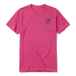 Un T-shirt framboise à manches courtes et col rond, orné d'un motif représentant un oiseau excentrique sur la poitrine gauche.