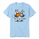 Un T-shirt poudre à manches courtes et col rond, orné d'un motif représentant un oiseau excentrique sur le devant.
