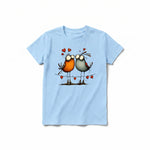 Un T-shirt poudre à manches courtes et col rond pour jeune, orné d'un motif représentant un oiseau excentrique sur le devant.