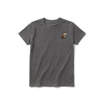 Un T-shirt charbon à manches courtes et col rond pour jeune, orné d'un motif représentant un oiseau excentrique sur la poitrine gauche.