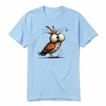 Un T-shirt poudre à manches courtes et col rond, orné d'un motif représentant un oiseau excentrique sur le devant.