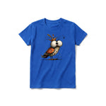Un T-shirt royal à manches courtes et col rond pour jeune, orné d'un motif représentant un oiseau excentrique sur le devant.