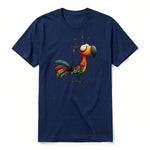 Un T-shirt marine à manches courtes et col rond, orné d'un motif représentant un oiseau excentrique sur le devant.