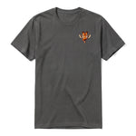Un T-shirt charbon à manches courtes et col rond, orné d'un motif représentant un animal de la faune sur la poitrine gauche.