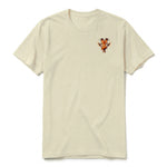 Un T-shirt latte à manches courtes et col rond, orné d'un motif représentant un animal de la faune sur la poitrine gauche.