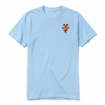 Un T-shirt poudre à manches courtes et col rond, orné d'un motif représentant un animal de la faune sur la poitrine gauche.