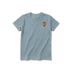 Un T-shirt sauge à manches courtes et col rond pour jeune, orné d'un motif représentant un animal de la faune sur la poitrine gauche.