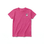 Un T-shirt framboise à manches courtes et col rond pour jeune, orné d'un motif représentant un animal de la faune sur la poitrine gauche.