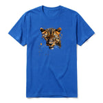 Un T-shirt royal à manches courtes et col rond, orné d'un motif représentant un animal de la faune sur le devant.