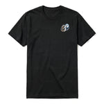 Un T-shirt noir à manches courtes et col rond, orné d'un motif représentant un animal de la faune sur la poitrine gauche.