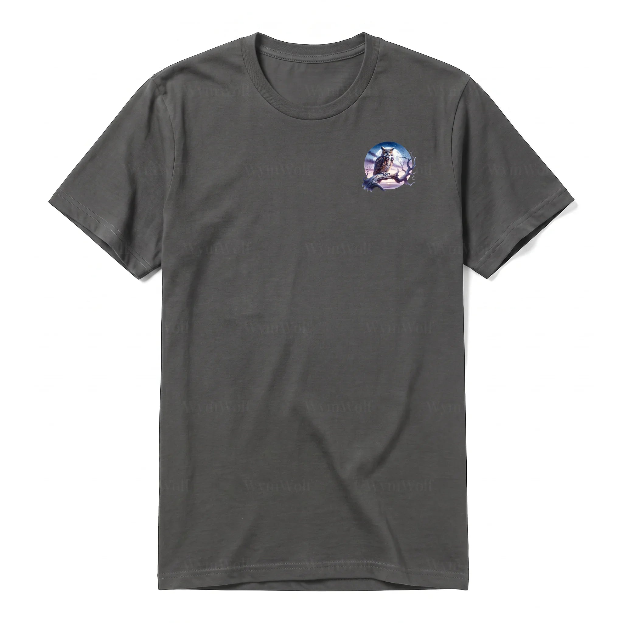 Un T-shirt charbon à manches courtes et col rond, orné d'un motif représentant un animal de la faune sur la poitrine gauche.