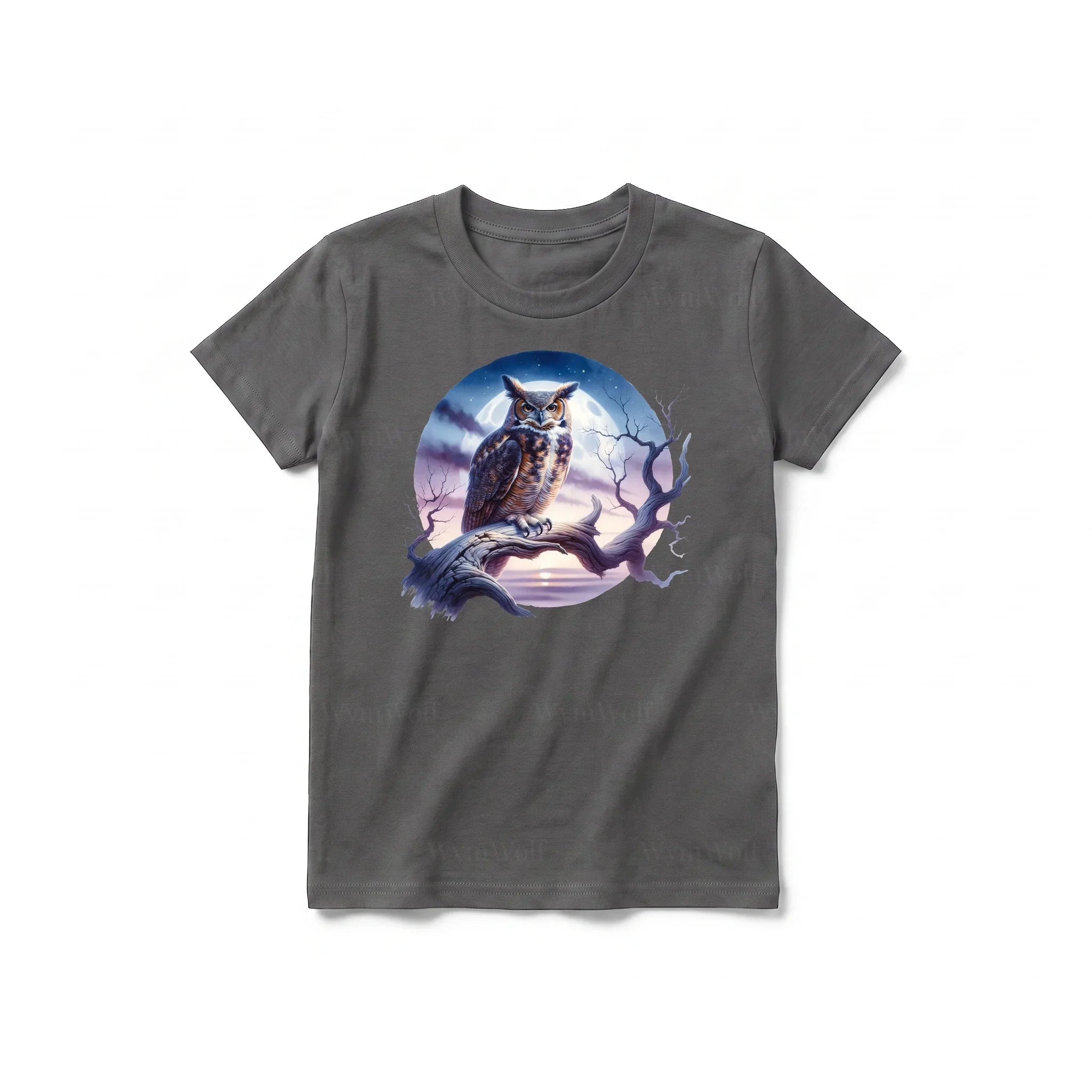 Un T-shirt charbon à manches courtes et col rond pour jeune, orné d'un motif représentant un animal de la faune sur le devant.