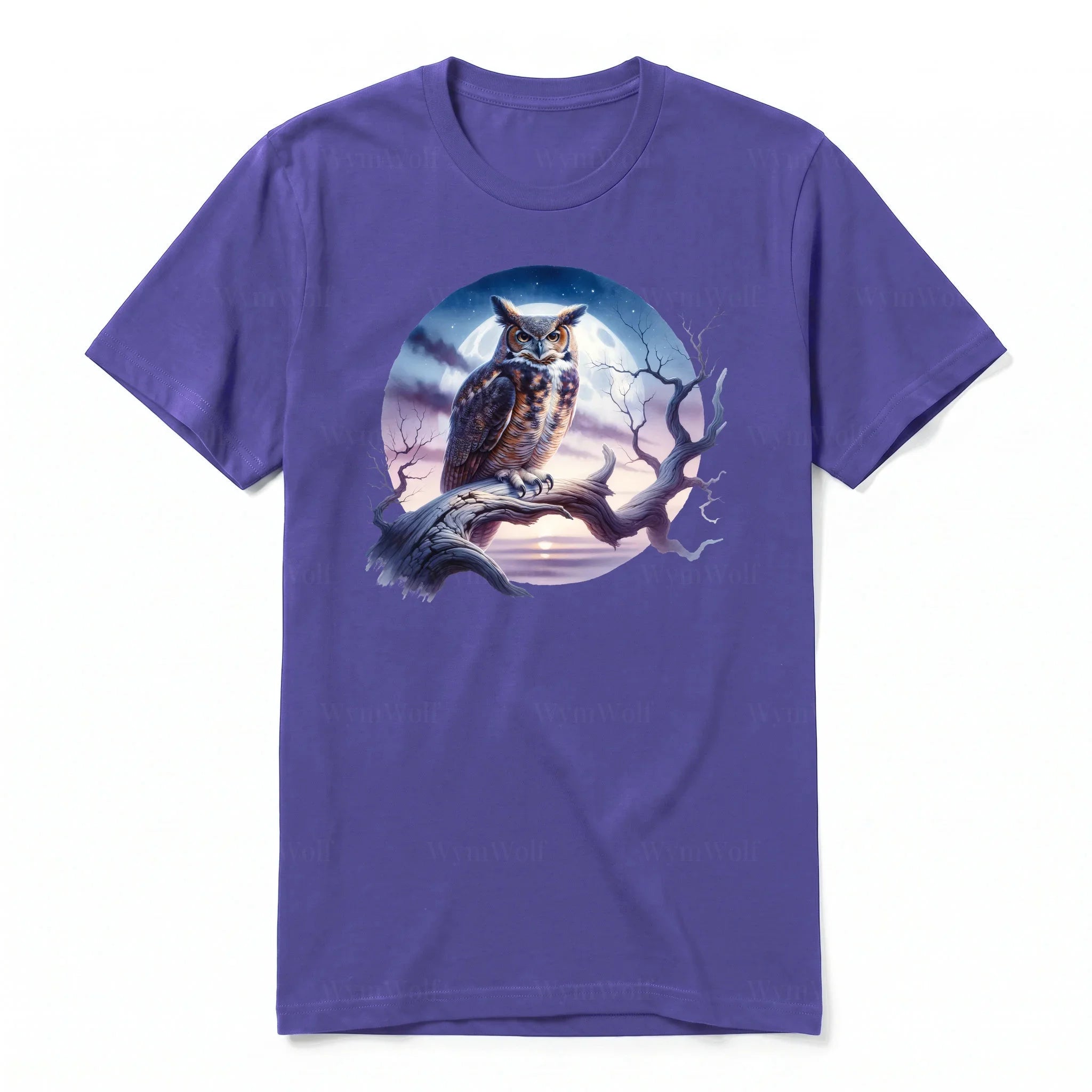Un T-shirt violet à manches courtes et col rond, orné d'un motif représentant un animal de la faune sur le devant.