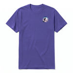 Un T-shirt violet à manches courtes et col rond, orné d'un motif représentant un animal de la faune sur la poitrine gauche.