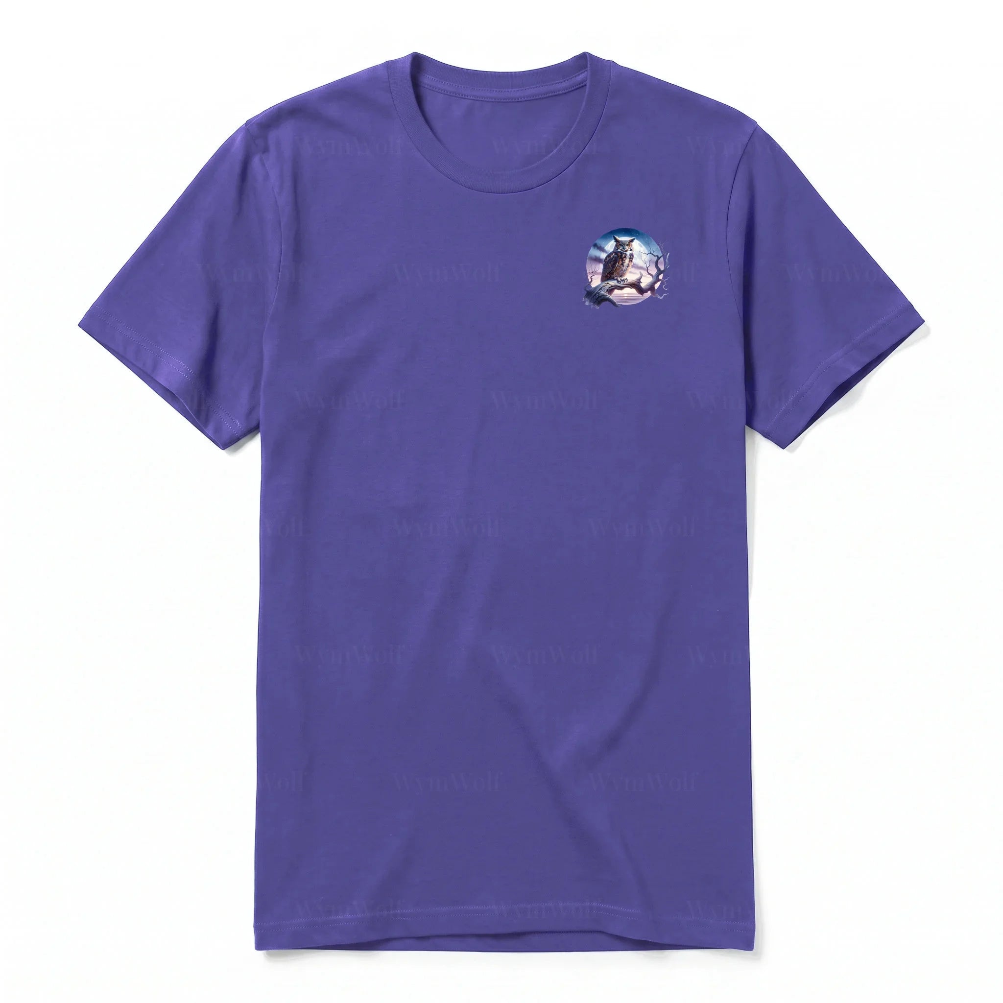 Un T-shirt violet à manches courtes et col rond, orné d'un motif représentant un animal de la faune sur la poitrine gauche.