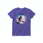 Un T-shirt violet à manches courtes et col rond pour jeune, orné d'un motif représentant un animal de la faune sur le devant.