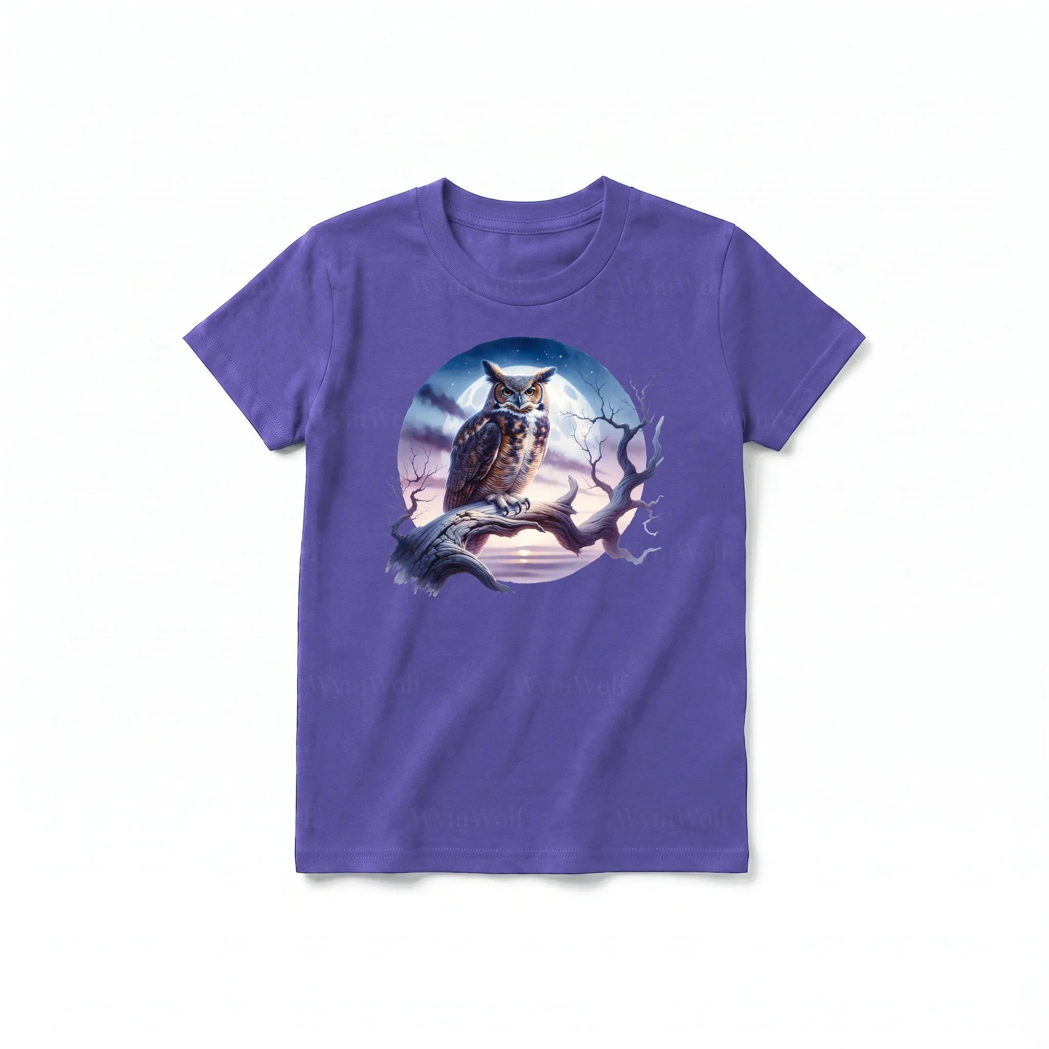 Un T-shirt violet à manches courtes et col rond pour jeune, orné d'un motif représentant un animal de la faune sur le devant.