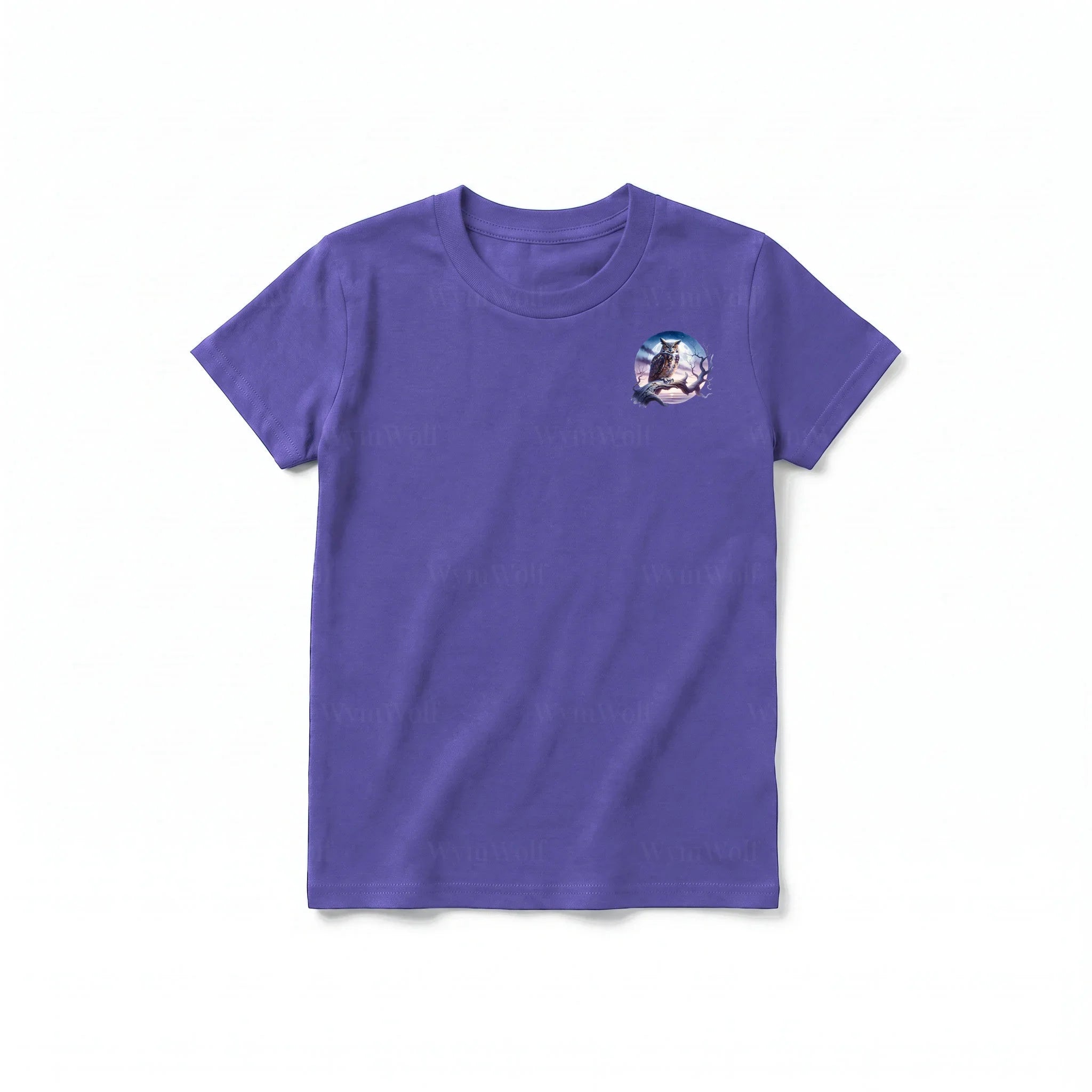 Un T-shirt violet à manches courtes et col rond pour jeune, orné d'un motif représentant un animal de la faune sur la poitrine gauche.