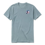 Un T-shirt sauge à manches courtes et col rond, orné d'un motif représentant un animal de la faune sur la poitrine gauche.