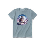 Un T-shirt sauge à manches courtes et col rond pour jeune, orné d'un motif représentant un animal de la faune sur le devant.