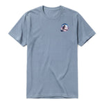 Un T-shirt steel-blue à manches courtes et col rond, orné d'un motif représentant un animal de la faune sur la poitrine gauche.