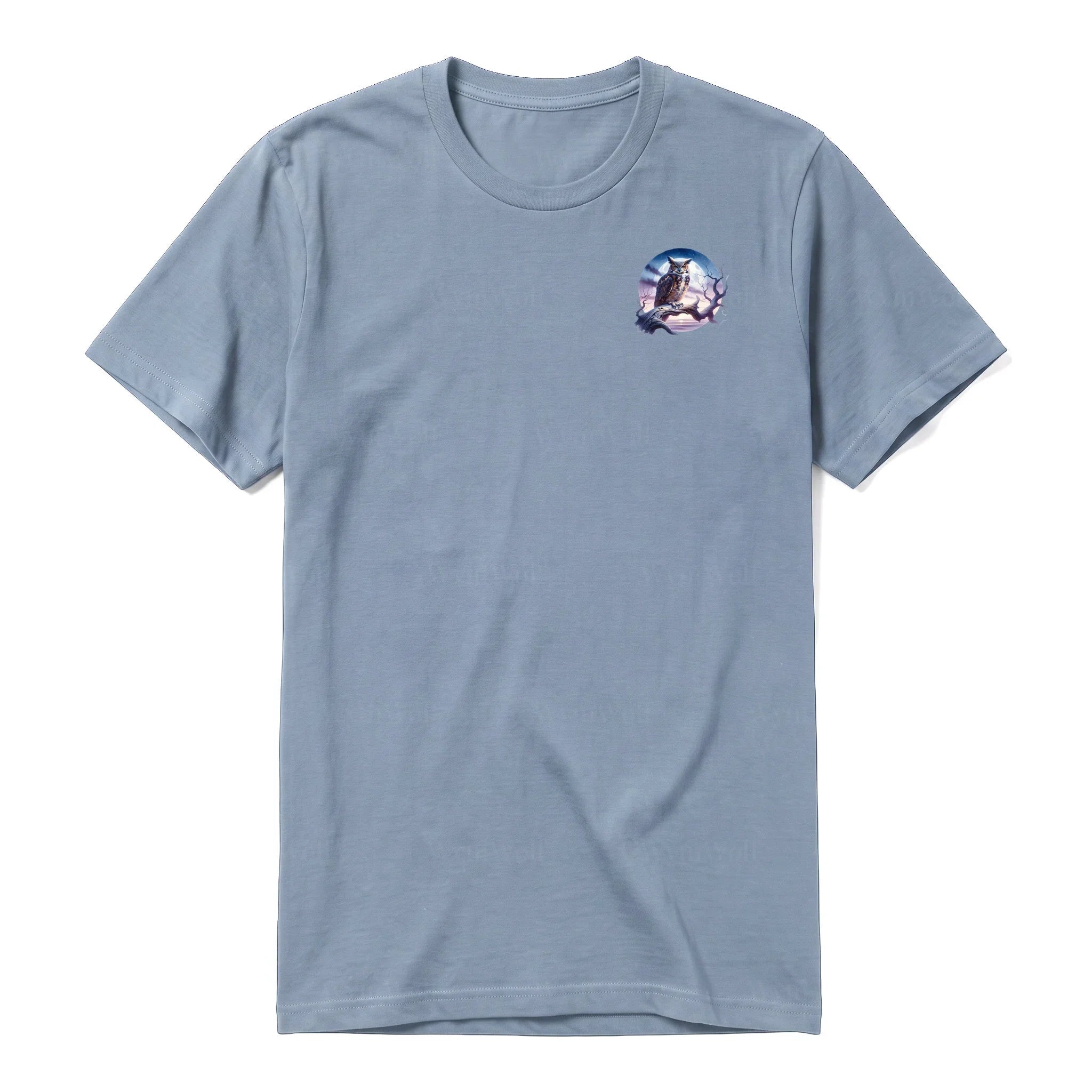 Un T-shirt steel-blue à manches courtes et col rond, orné d'un motif représentant un animal de la faune sur la poitrine gauche.