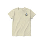 Un T-shirt latte à manches courtes et col rond pour jeune, orné d'un motif représentant un animal de la faune sur la poitrine gauche.