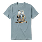 Un T-shirt sauge à manches courtes et col rond, orné d'un motif représentant un animal de la faune sur le devant.