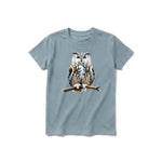 Un T-shirt sauge à manches courtes et col rond pour jeune, orné d'un motif représentant un animal de la faune sur le devant.