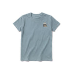 Un T-shirt sauge à manches courtes et col rond pour jeune, orné d'un motif représentant un animal de la faune sur la poitrine gauche.