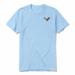 Un T-shirt poudre à manches courtes et col rond, orné d'un motif représentant un animal de la faune sur la poitrine gauche.