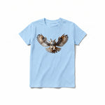 Un T-shirt poudre à manches courtes et col rond pour jeune, orné d'un motif représentant un animal de la faune sur le devant.