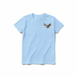 Un T-shirt poudre à manches courtes et col rond pour jeune, orné d'un motif représentant un animal de la faune sur la poitrine gauche.
