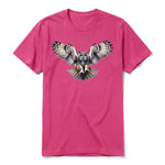 Un T-shirt framboise à manches courtes et col rond, orné d'un motif représentant un animal de la faune sur le devant.