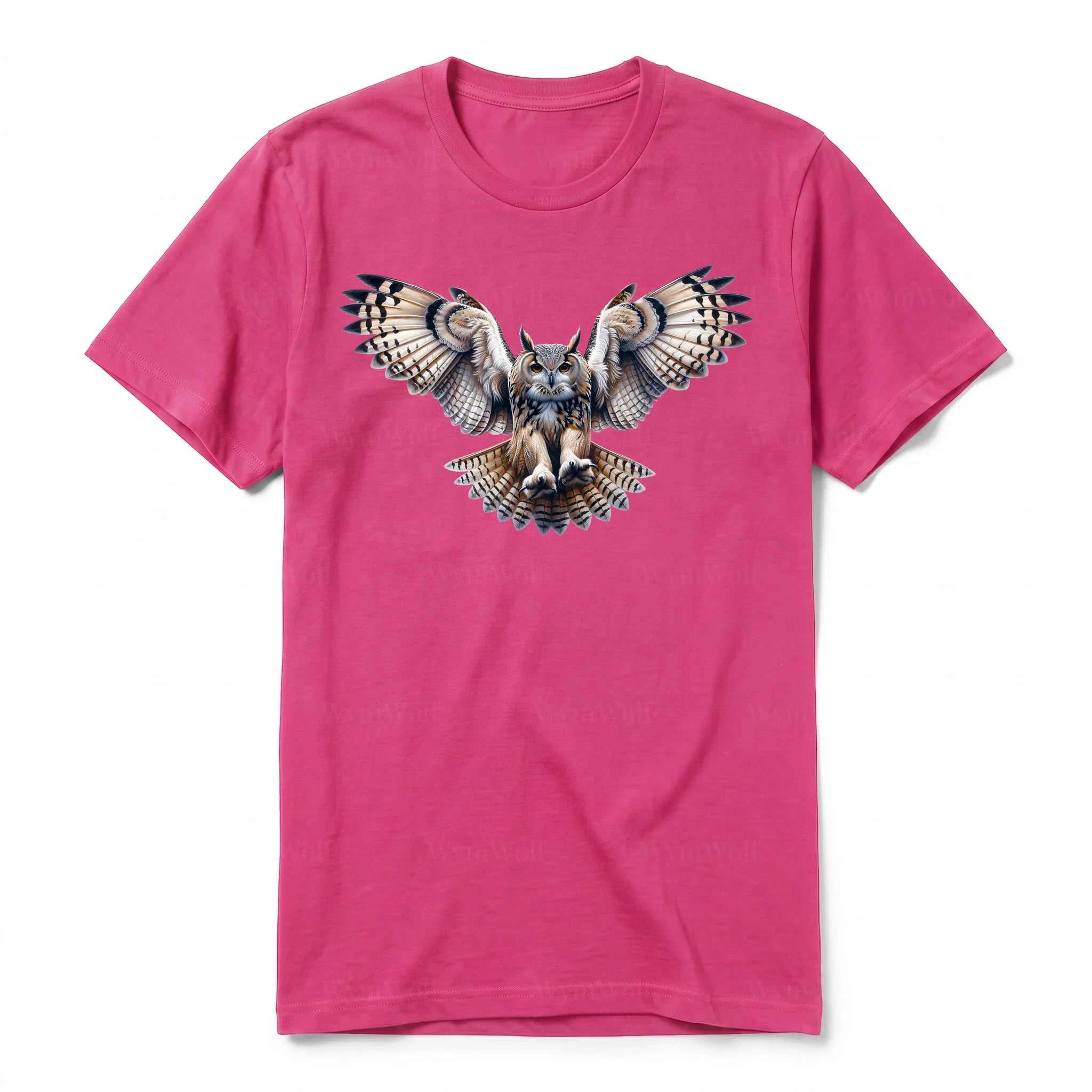 Un T-shirt framboise à manches courtes et col rond, orné d'un motif représentant un animal de la faune sur le devant.