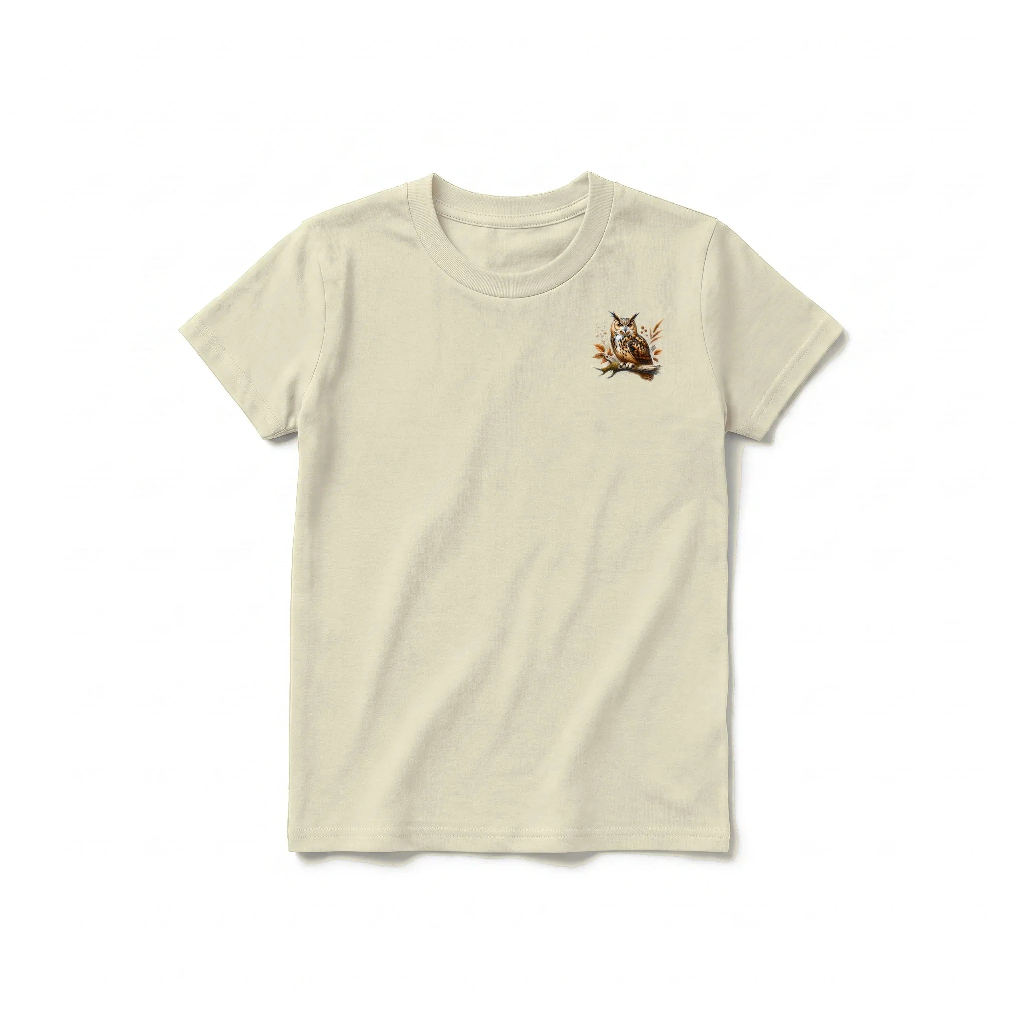 Un T-shirt latte à manches courtes et col rond pour jeune, orné d'un motif représentant un animal de la faune sur la poitrine gauche.