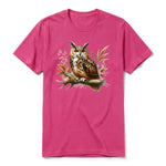Un T-shirt framboise à manches courtes et col rond, orné d'un motif représentant un animal de la faune sur le devant.