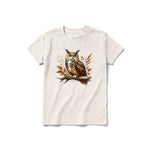 Un T-shirt blanc vintage à manches courtes et col rond pour jeune, orné d'un motif représentant un animal de la faune sur le devant.